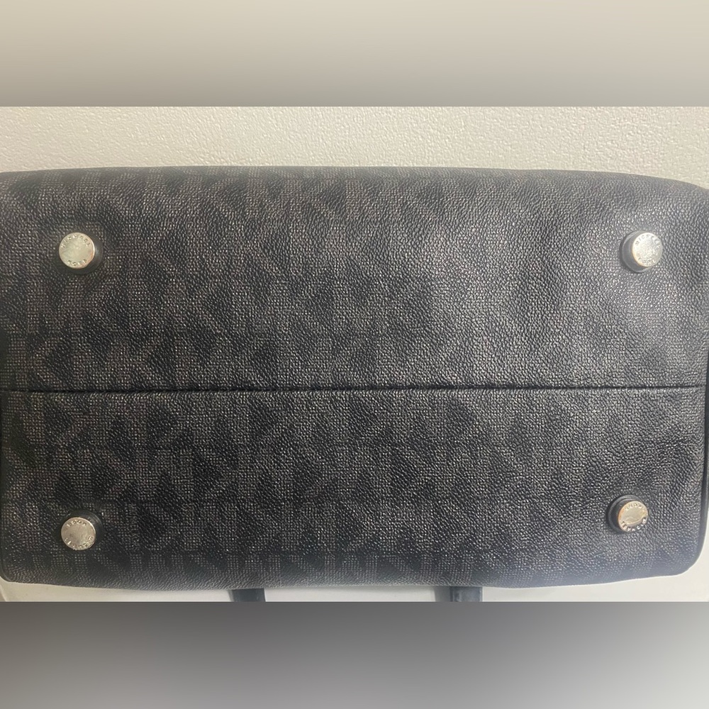 SOLD!! Michael Kors Grayson Medium Chain Signature Satchel, Wristlet, & Dust Bag - Picture 14 of 14